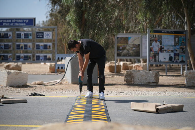 פס האטה בכניסה למתחם. אולי כדי להכניס אוויר לריאות לפני שיורדים מהמכונית (צילום: דוד טברסקי)