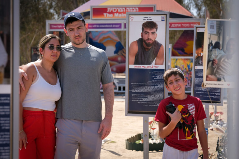 משפחת זלמן. "לא הייתה לי התלבטות אם להביא את הילדים, גם הם צריכים לדעת מה היה" (צילום: דוד טברסקי)