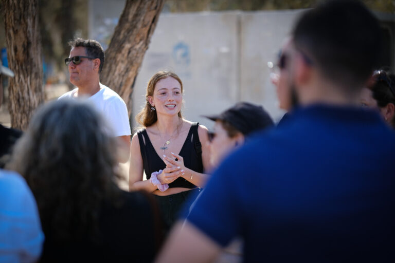 שני ארדיטי מספרת למבקרים את סיפורה. "לשתף ולספר זה מאוד עוזר" (צילום: דוד טברסקי)