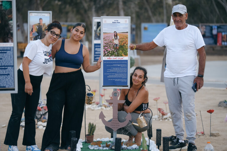 רוברט גז, אלינור גז, דספינה חדד ומיראל אל חורי. רוברט: "בטיול משפחות שכולות לבולגריה הרגשתי שעדן ממש עזרה לי בעלייה קשה במיוחד. הרגשתי אותה כמו רוח גבית" (צילום: דוד טברסקי)