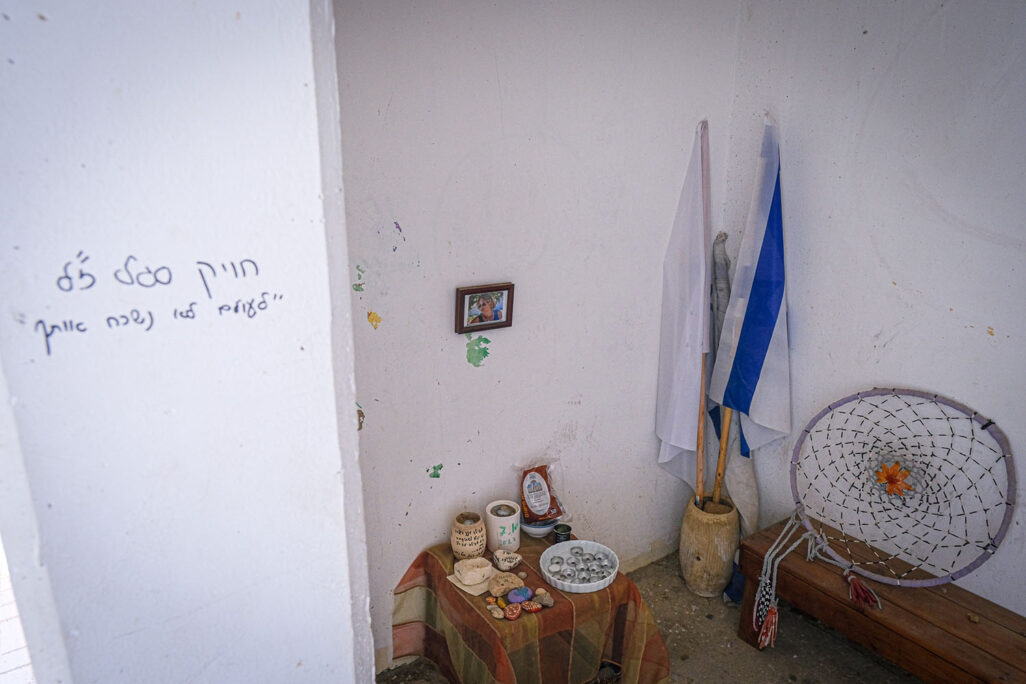 פינת זיכרון בביתה של חויק סגל ז"ל בנתיב העשרה. מוירה: "אנשים שיקיריהם נרצחו להם בתוך הבית, מול העיניים, חזרו לביתם כדי לשפץ את הנזקים הקשים ולחזור לחיים" (צילום: דוד טברסקי)