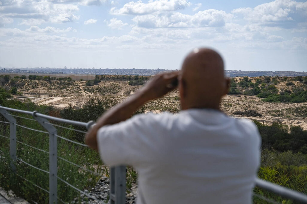 גיל דרור משקיף על רצועת עזה מנתיב העשרה. "אחרי 7 באוקטובר, אחד החברים שלי מעזה לא התקשר אליי שנה וחצי. כעסתי עליו מאוד, אבל אני לא רוצה להגיע למצב שבו אני לא אראה בהם יותר בני אדם" (צילום: דוד טברסקי)