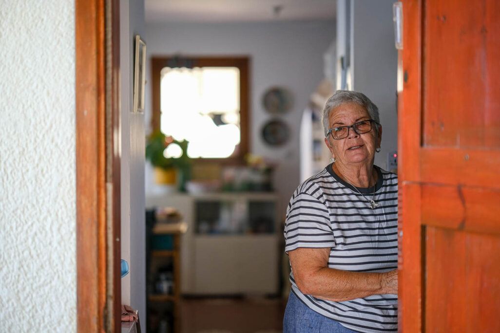 מוירה דרור בפתח ביתה בנתיב העשרה. "הנכדים שלנו, שפונו וחזרו ממלכיה בגליל העליון, הגיעו. אחד מהם היה פה במשך שלושה ימים ואמר לי סבתא, אל תתרגשי מהפיצוצים, הכול טוב" (צילום: דוד טברסקי)