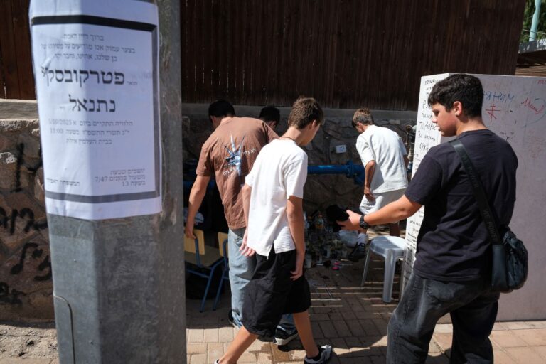 נרות וכתובות הנצחה לזכרו של נתנאל פטרקובסקי (צילום: דוד טברסקי)