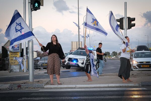 חגיגות בצומת שער הנגב, ערב שחרור חטופים (צילום: דוד טברסקי)
