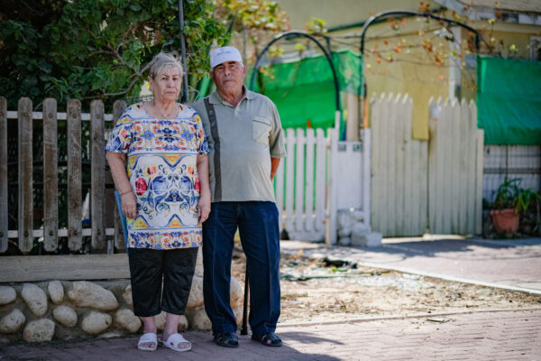 הזוג אסטרקס ליד ביתם: "אני אוהבת את אופקים. המועדון והמקהלה שלנו הם כמו משפחה בשבילי" (צילום: דוד טברסקי)