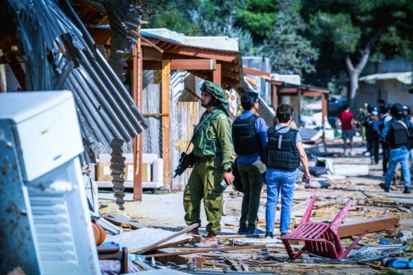 חיילים ועיתונאים בכפר עזה, נובמבר 2023 (צילום: אריה לייב אברהמס, פלאש90)
