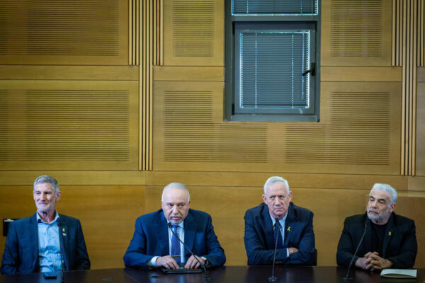 יו"ר האופוזיציה ויו"ר יש עתיד יאיר לפיד (מימין), יו"ר כחול לבן בני גנץ, יו"ר ישראל ביתנו אביגדור ליברמן ויו"ר הדמוקרטים יאיר גולן (צילום ארכיון: יונתן זינדל/פלאש90)