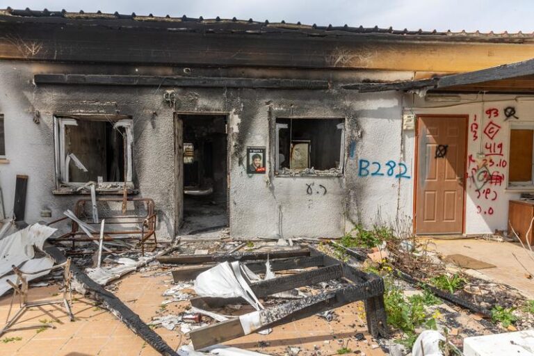 בתים הרוסים בניר עוז. "מהבתים השרופים הוצאנו חפצים, ניקינו מפיח, פרסנו את כל החפצים, צילמתי ושלחתי לבעלים תמונה" (צילום: יוסי אלוני/פלאש90)