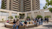סטודנטים בקמפוס באוניברסיטת תל אביב. למצולמים אין קשר לכתבה (צילום ארכיון: יוסי אלוני/פלאש90)