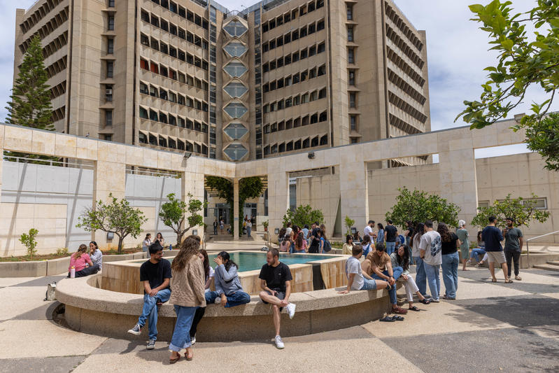 סטודנטים בקמפוס באוניברסיטת תל אביב. למצולמים אין קשר לכתבה (צילום ארכיון: יוסי אלוני/פלאש90)