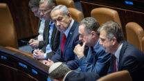 ראש הממשלה בנימין נתניהו (שלישי משמאל) ובכירי הקואליציה (צילום: יונתן זינדל/ פלאש 90)