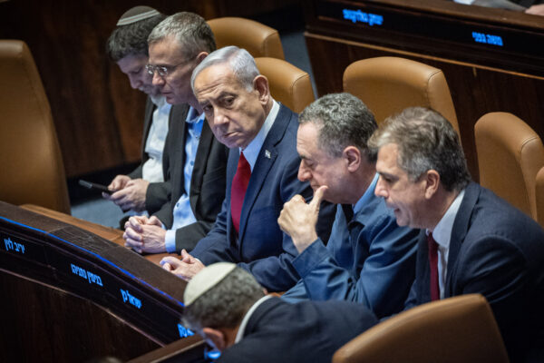 ראש הממשלה בנימין נתניהו (שלישי משמאל) ובכירי הקואליציה (צילום: יונתן זינדל/ פלאש 90)
