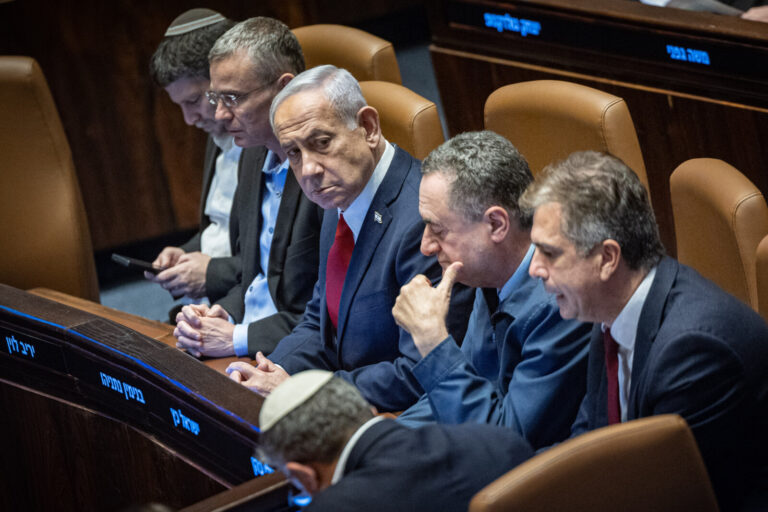 ראש הממשלה בנימין נתניהו (שלישי משמאל) ובכירי הקואליציה. "זכותה המלאה של כל ממשלה להחליט מהי תפיסת הביטחון שלה" (צילום: יונתן זינדל/ פלאש 90)