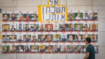 תמונות החטופים והחטופה ברצועת עזה ברחוב בירושלים (צילום: חיים גולדברג / פלאש 90)