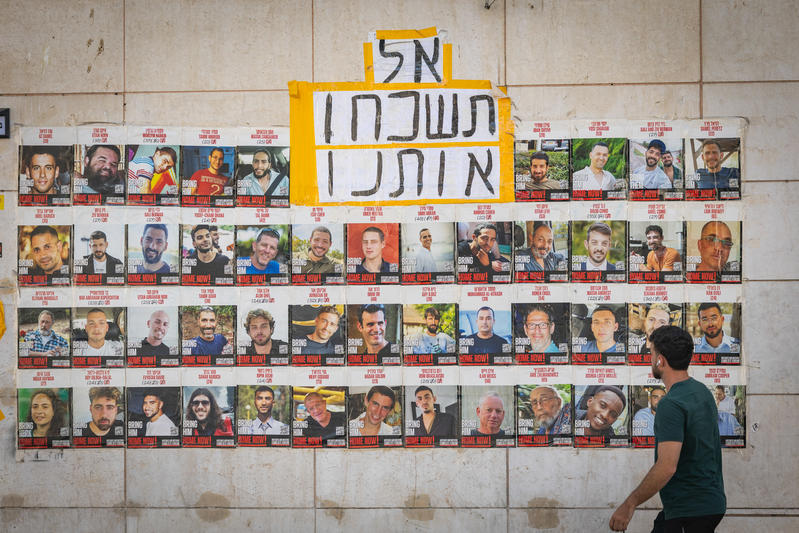 תמונות החטופים והחטופה ברצועת עזה ברחוב בירושלים (צילום: חיים גולדברג / פלאש 90) תמונות החטופים והחטופה ברצועת עזה ברחוב בירושלים (צילום: חיים גולדברג / פלאש 90)