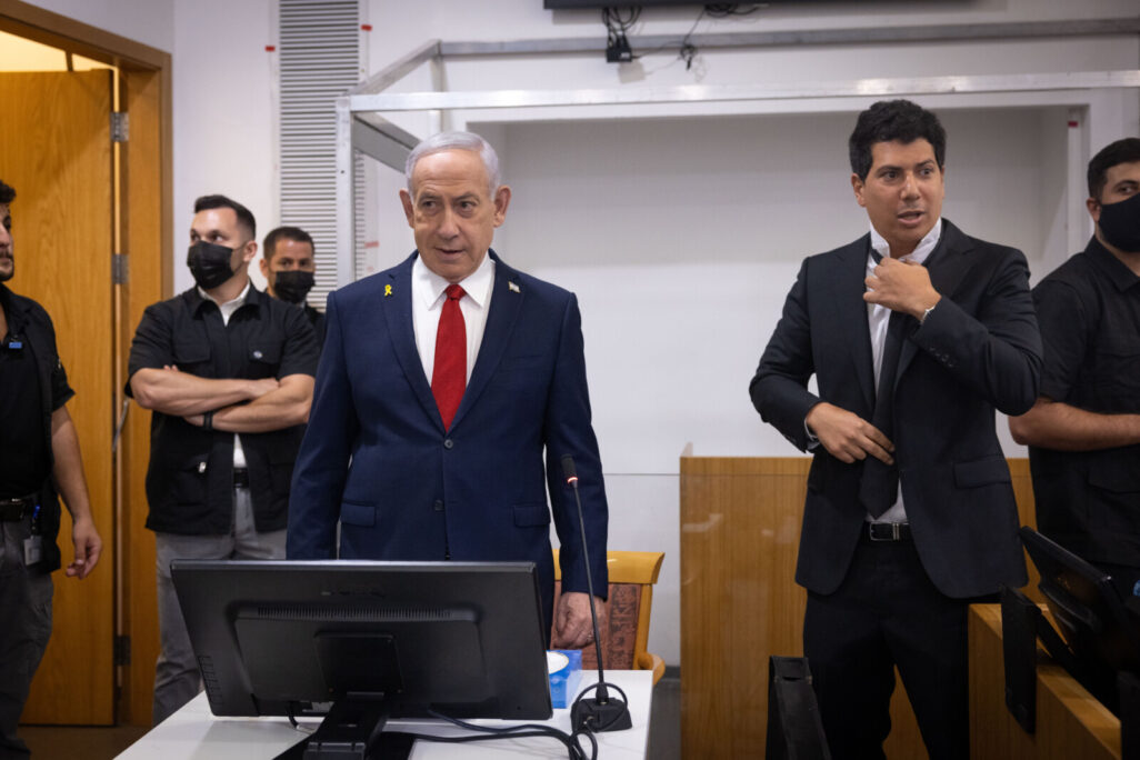 ראש הממשלה בנימין נתניהו בבית המשפט המחוזי בתל אביב, לפני עדותו בתיקי האלפים (צילום: מרים אלסטר/ פלאש 90)