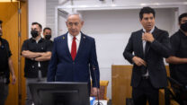ראש הממשלה בנימין נתניהו בבית המשפט המחוזי בתל אביב, לפני עדותו בתיקי האלפים (צילום: מרים אלסטר/ פלאש 90)