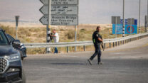 שוטר בזירת הפיגוע המשולב במעבר אלנבי, 18 בספטמבר 2025 (צילום: אורן בן חקון/פלאש90)