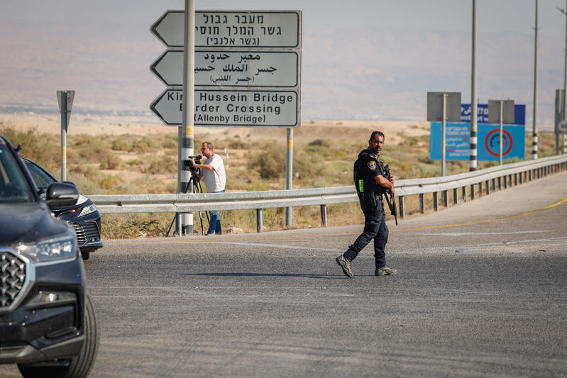 שוטר בזירת הפיגוע המשולב במעבר אלנבי, 18 בספטמבר 2025 (צילום: אורן בן חקון/פלאש90) שוטר בזירת הפיגוע המשולב במעבר אלנבי, 18 בספטמבר 2025 (צילום: אורן בן חקון/פלאש90)