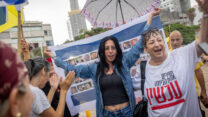 עינב צנגאוקר (במרכז) בחגיגות ההסכם לשחרור חטופים בכיכר החטופים (צילום: מרים אלסטר/פלאש90)