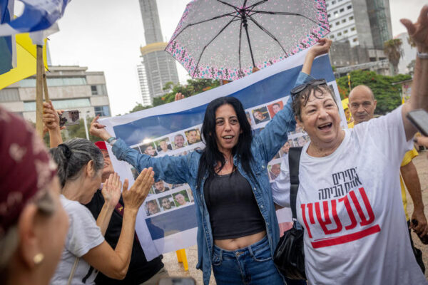עינב צנגאוקר (במרכז) בחגיגות ההסכם לשחרור חטופים בכיכר החטופים (צילום: מרים אלסטר/פלאש90)