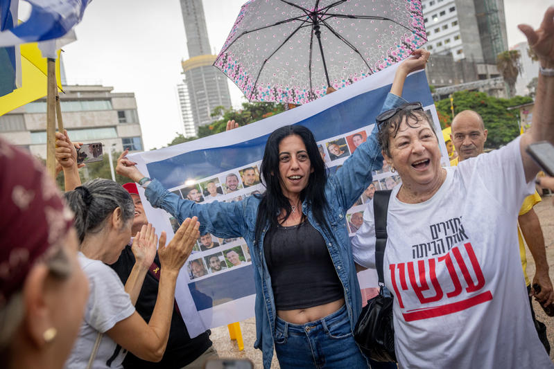 עינב צנגאוקר (במרכז) בחגיגות ההסכם לשחרור חטופים בכיכר החטופים (צילום: מרים אלסטר/פלאש90) עינב צנגאוקר (במרכז) בחגיגות ההסכם לשחרור חטופים בכיכר החטופים (צילום: מרים אלסטר/פלאש90)