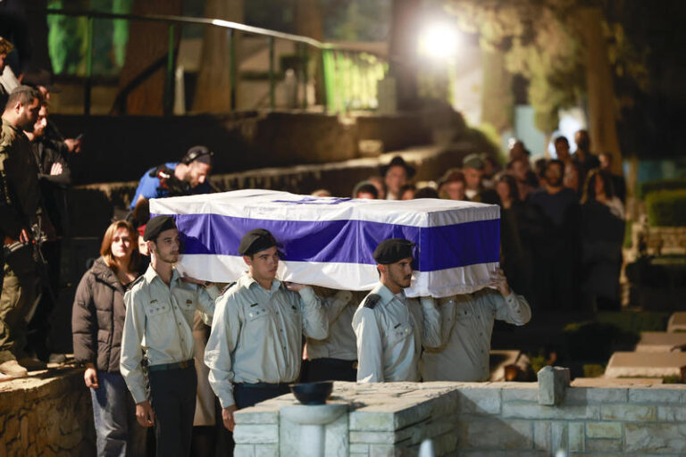 הלוויתו של דניאל פרץ (צילום: חיים גולדברג/פלאש90)