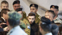 מתן אנגרסט בהלווייתו של סרן דניאל פרץ בהר הרצל (צילום: חיים גולדברג/פלאש90)