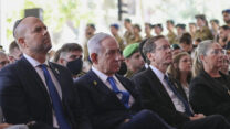 נשיא המדינה יצחק הרצוג ורעייתו מיכל, ראש הממשלה בנימין נתניהו ויו"ר הכנסת אמיר אוחנה בטקס הזיכרון הממלכתי לחללי מלחמת חרבות ברזל (צילום: פלאש90)