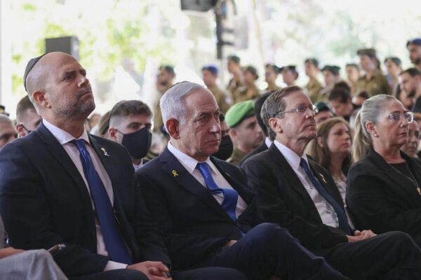 נשיא המדינה יצחק הרצוג ורעייתו מיכל, ראש הממשלה בנימין נתניהו ויו"ר הכנסת אמיר אוחנה בטקס הזיכרון הממלכתי לחללי מלחמת חרבות ברזל (צילום: פלאש90)