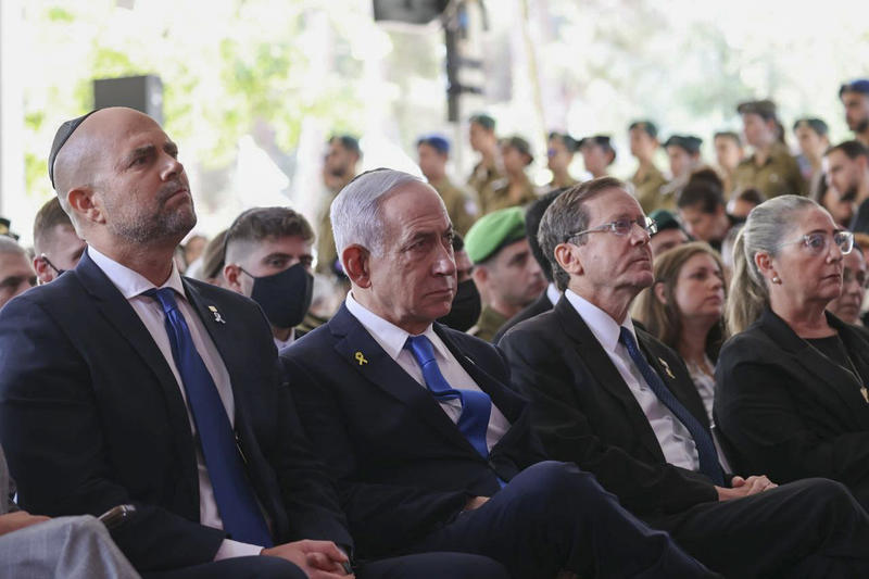 נשיא המדינה יצחק הרצוג ורעייתו מיכל, ראש הממשלה בנימין נתניהו ויו"ר הכנסת אמיר אוחנה בטקס הזיכרון הממלכתי לחללי מלחמת חרבות ברזל (צילום: פלאש90) נשיא המדינה יצחק הרצוג ורעייתו מיכל, ראש הממשלה בנימין נתניהו ויו"ר הכנסת אמיר אוחנה בטקס הזיכרון הממלכתי לחללי מלחמת חרבות ברזל (צילום: פלאש90)