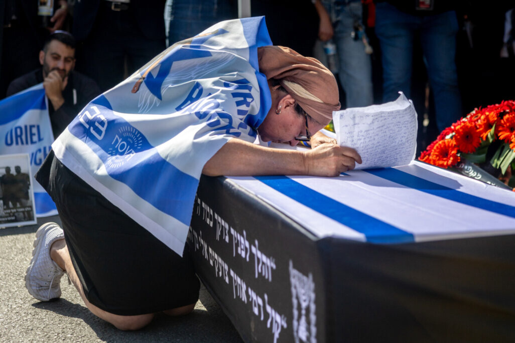 נעמי ברוך, אימו של החלל החטוף אוריאל ברוך ז"ל בהלוויתו בירושלים (צילום: יונתן זינדל/ פלאש 90) נעמי ברוך, אימו של החלל החטוף אוריאל ברוך ז"ל בהלוויתו בירושלים (צילום: יונתן זינדל/ פלאש 90)