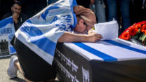 נעמי ברוך, אימו של החלל החטוף אוריאל ברוך ז"ל בהלוויתו בירושלים (צילום: יונתן זינדל/ פלאש 90)