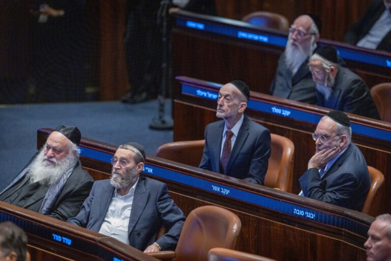 חברי הכנסת של יהדות התורה בפתיחת כנס החורף של הכנסת. ייכנסו לקואליציה רק אם חוק הגיוס יקודם באופן משמעותי (צילום: חיים גולדברג/פלאש90)