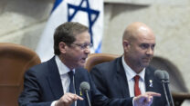 יו"ר הכנסת אמיר אוחנה (מימין) ונשיא המדינה יצחק (בוז'י) הרצוג, בישיבת הפתיחה של מושב הכנסת (צילום: חיים גולדברג / פלאש 90)