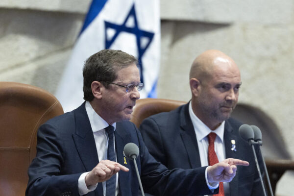 יו"ר הכנסת אמיר אוחנה (מימין) ונשיא המדינה יצחק (בוז'י) הרצוג, בישיבת הפתיחה של מושב הכנסת (צילום: חיים גולדברג / פלאש 90)
