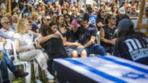 הלווייתו של רונן אנגל בניר עוז (צילום: לירון מולדבן / פלאש 90)