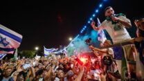 מתן אנגרסט חוגג את חזרתו עם תושבים שהגיעו להריע (צילום: יונתן זינדל/פלאש90)