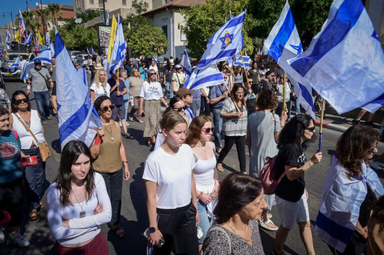 צועדים במסע ההלוויה (צילום: אבשלום ששוני/פלאש90)