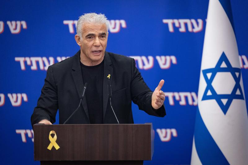 יו"ר האופוזיציה ויו"ר מפלגת יש עתיד, יאיר לפיד, בישיבת הסיעה בכנסת (צילום: יונתן זינדל / יפלאש 90) יו"ר האופוזיציה ויו"ר מפלגת יש עתיד, יאיר לפיד, בישיבת הסיעה בכנסת (צילום: יונתן זינדל / יפלאש 90)