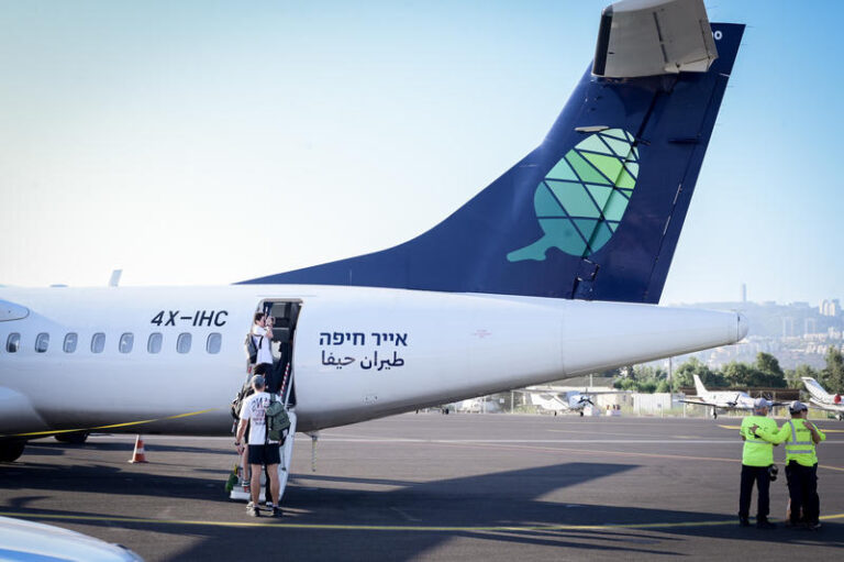 מטוס אייר חיפה (צילום: אבשלום ששוני/פלאש90)