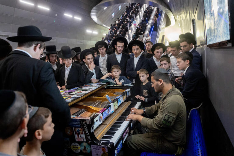 חייל חרדי מנגן בפסנתר לחרדים שהגיעו לעצרת תפילה נגד חוק הגיוס, בתחנת הרכבת יצחק נבון בירושלים (צילום: חיים גולדברג / פלאש 90)
