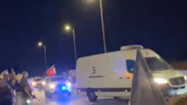 שיירת צה"ל המובילה את הארונות שנמסרו על ידי חמאס עוברת בצומת גמה (צילום: יהל פרג')