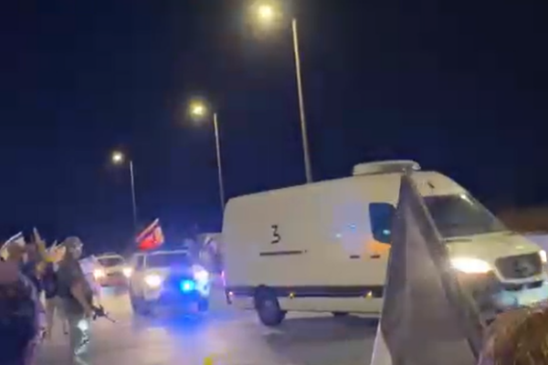 שיירת צה"ל המובילה את הארונות שנמסרו על ידי חמאס עוברת בצומת גמה (צילום: יהל פרג')