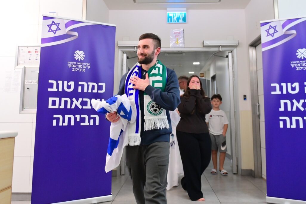 מתן אנגרסט לאחר הגעתו לבית החולים איכילוב (צילום: רפי בן חקון /לע"מ) מתן אנגרסט לאחר הגעתו לבית החולים איכילוב (צילום: רפי בן חקון /לע"מ)