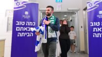 מתן אנגרסט לאחר הגעתו לבית החולים איכילוב (צילום: רפי בן חקון /לע"מ)