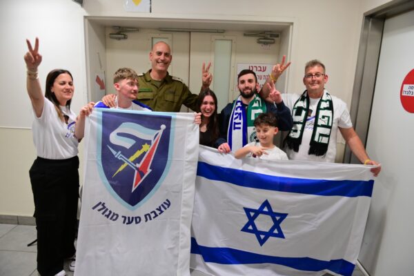 לוחם השריון מתן אנגרסט עם משפחתו בבית החולים איכילוב (צילום: רפי בן חקון /לע"מ)