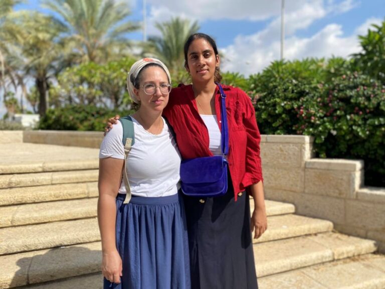 אקילה רג'ו (מימין) עם חברתה. "הרגשתי שאני חייבת להיות פה, ככבוד למורשת ההינדית שלי" (צילום: יהל פרג')