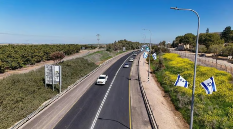 דגלי ישראל נתלו לאורך הצירים שבהם צפויים לשוב החטופים. הופעל חמ"ל מיוחד לניהול תנועת הרכב בזמן אמת (צילום: נתיבי ישראל)